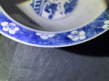 Een Chinese blauwwitte kom met figuren in een tuin, Kangxi merk en periode
