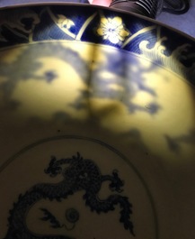 Een Chinese blauwwitte kom met draken, Kangxi merk en periode