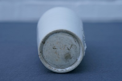 Un vase de forme rouleau en porcelaine blanc de Chine de Dehua, Kangxi