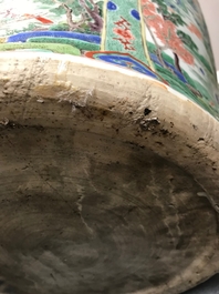 Een grote Chinese famille verte dekselvaas met figuren in rivierlandschappen, Kangxi
