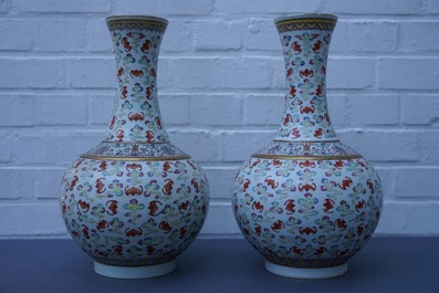 Een paar Chinese famille rose vazen met &lsquo;100 vleermuizen&rsquo; decor, Guangxu merk en periode