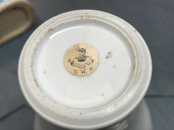 Un vase en porcelaine blanc de Chine de Dehua &agrave; d&eacute;cor anhua, Kangxi