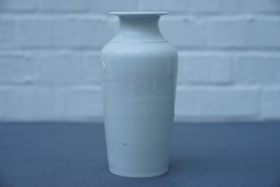 Un vase de forme rouleau en porcelaine blanc de Chine de Dehua, Kangxi