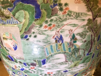 Een grote Chinese famille verte dekselvaas met figuren in rivierlandschappen, Kangxi