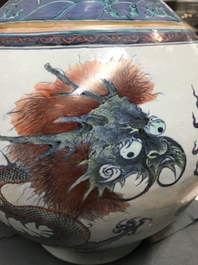Une paire de vases de forme bouteille en porcelaine de Chine doucai, marque de Qianlong, 19&egrave;me