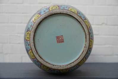 Un vase en porcelaine de Chine famille rose &agrave; d&eacute;cor de daims, marque de Qianlong, 19/20&egrave;me