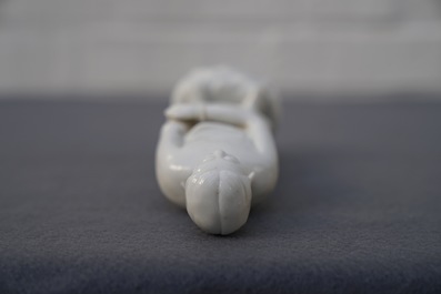 Een Chinese Dehua blanc de Chine figuur van 'Adam', Kangxi