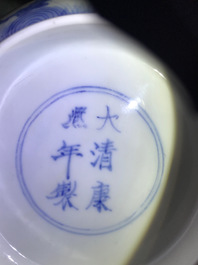Een Chinese blauwwitte kom met draken, Kangxi merk en periode