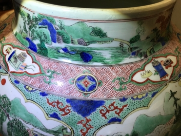 Een grote Chinese famille verte dekselvaas met figuren in rivierlandschappen, Kangxi