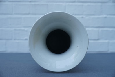Un grand vase de forme yenyen en porcelaine de Chine famille rose, Yongzheng