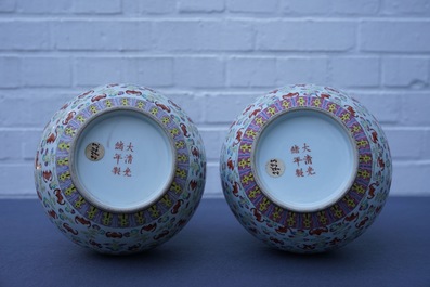 Een paar Chinese famille rose vazen met &lsquo;100 vleermuizen&rsquo; decor, Guangxu merk en periode