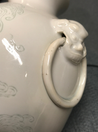 Un vase en porcelaine blanc de Chine de Dehua &agrave; d&eacute;cor anhua, Kangxi