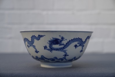 Een Chinese blauwwitte kom met draken, Kangxi merk en periode