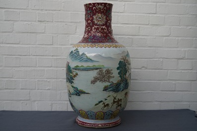 Un vase en porcelaine de Chine famille rose &agrave; d&eacute;cor de daims, marque de Qianlong, 19/20&egrave;me