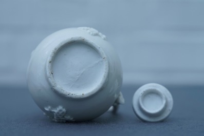 Une verseuse &agrave; vin en porcelaine blanc de Chine de Dehua &agrave; d&eacute;cor appliqu&eacute;, Kangxi