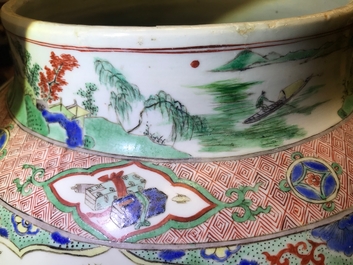 Een grote Chinese famille verte dekselvaas met figuren in rivierlandschappen, Kangxi