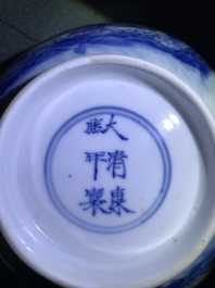 Een Chinese blauwwitte kom met figuren in een tuin, Kangxi merk en periode