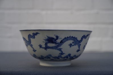 Een Chinese blauwwitte kom met draken, Kangxi merk en periode