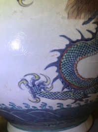 Une paire de vases de forme bouteille en porcelaine de Chine doucai, marque de Qianlong, 19&egrave;me