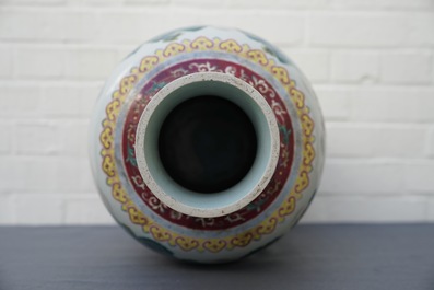 Un vase en porcelaine de Chine famille rose &agrave; d&eacute;cor de daims, marque de Qianlong, 19/20&egrave;me