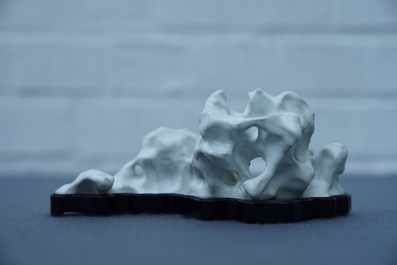Een Chinese blanc de Chine penselenrust in de vorm van een rotspartij, 19/20e eeuw