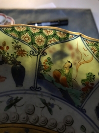 Een Chinese famille verte schotel met het wapen van Artois, Kangxi/Yongzheng