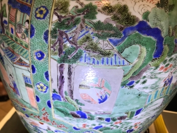 Een grote Chinese famille verte dekselvaas met figuren in rivierlandschappen, Kangxi