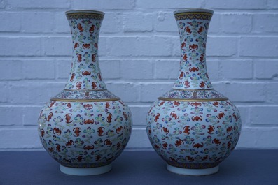 Een paar Chinese famille rose vazen met &lsquo;100 vleermuizen&rsquo; decor, Guangxu merk en periode