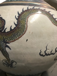 Une paire de vases de forme bouteille en porcelaine de Chine doucai, marque de Qianlong, 19&egrave;me