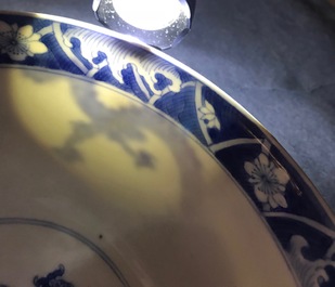 Een Chinese blauwwitte kom met draken, Kangxi merk en periode