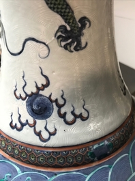 Une paire de vases de forme bouteille en porcelaine de Chine doucai, marque de Qianlong, 19&egrave;me