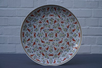 Een Chinese famille rose schotel met &lsquo;100 vleermuizen&rsquo; decor, Guangxu merk en periode