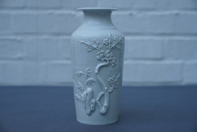 Un vase de forme rouleau en porcelaine blanc de Chine de Dehua, Kangxi