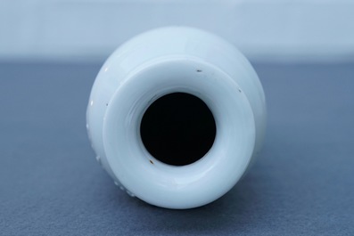 Un vase de forme rouleau en porcelaine blanc de Chine de Dehua, Kangxi