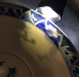 Een Chinese blauwwitte kom met draken, Kangxi merk en periode