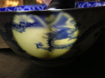 Een Chinese blauwwitte kom met draken, Kangxi merk en periode