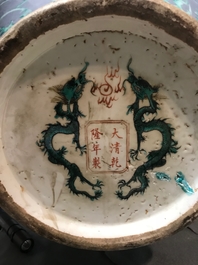 Une paire de vases de forme bouteille en porcelaine de Chine doucai, marque de Qianlong, 19&egrave;me