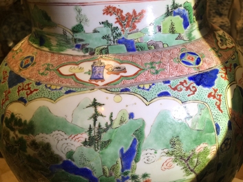 Een grote Chinese famille verte dekselvaas met figuren in rivierlandschappen, Kangxi
