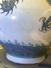 Une paire de vases de forme bouteille en porcelaine de Chine doucai, marque de Qianlong, 19&egrave;me
