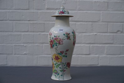 Un vase couvert en porcelaine de Chine famille rose &agrave; d&eacute;cor de papillons, Yongzheng