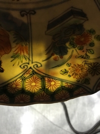 Een Chinese famille verte schotel met het wapen van Artois, Kangxi/Yongzheng