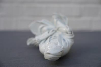 Un mod&egrave;le de Guanyin en porcelaine blanc de Chine, marque incis&eacute; sur le dos, 18&egrave;me