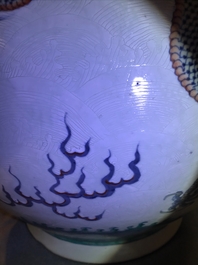 Une paire de vases de forme bouteille en porcelaine de Chine doucai, marque de Qianlong, 19&egrave;me