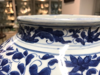 Un grand pot couvert en porcelaine de Chine bleu et blanc, Wanli, Ming