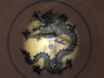 Een Chinese blauwwitte kom met draken, Kangxi merk en periode