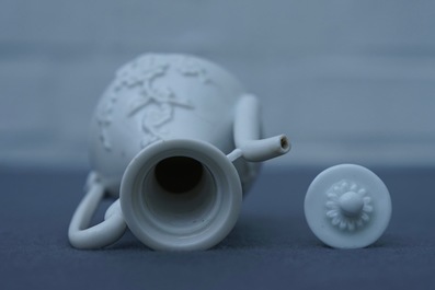 Une verseuse &agrave; vin en porcelaine blanc de Chine de Dehua &agrave; d&eacute;cor appliqu&eacute;, Kangxi