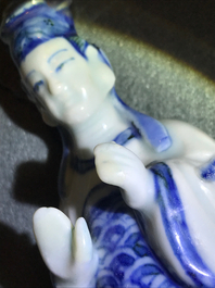 Een Chinees blauwwit model van een dame, Wanli