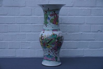 Un grand vase de forme yenyen en porcelaine de Chine famille rose, Yongzheng