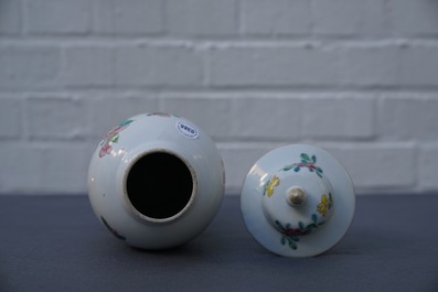 Un vase couvert en porcelaine de Chine famille rose &agrave; d&eacute;cor de papillons, Yongzheng