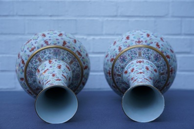 Een paar Chinese famille rose vazen met &lsquo;100 vleermuizen&rsquo; decor, Guangxu merk en periode